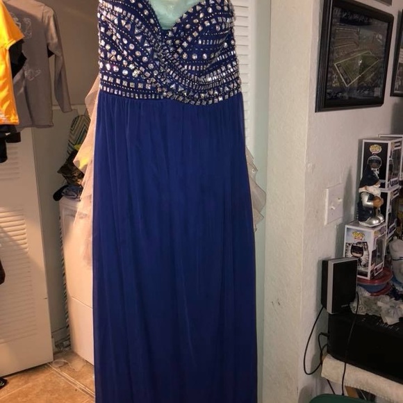 Prom Dresses - Picture 3 of 5
